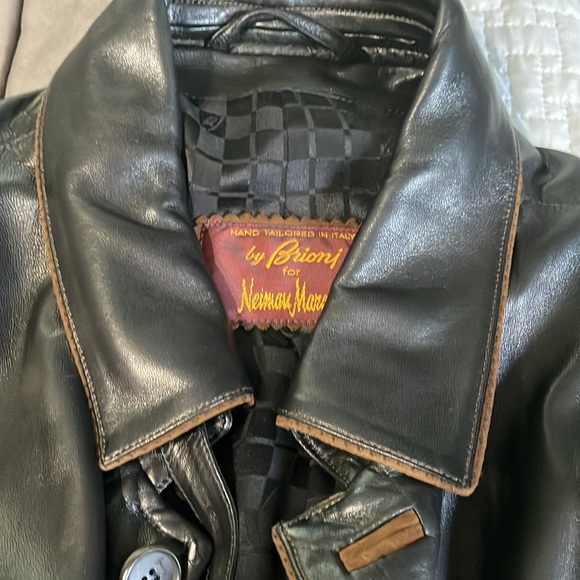 This is a dark brown leather jacket. Armpit...22
Shoulder...20
Length...41 - Picture 5 of 9